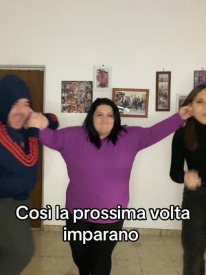 A post by @2comici_percasa on TikTok caption: #2comicipercasa #comicità #teatro🎭 #imparacontiktok #tik_tok #tik_tok #divertimento #viral_video #trend #recitazione #comico 