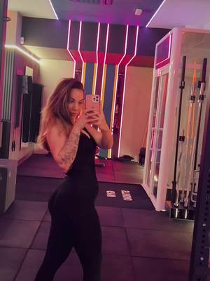 A post by @angelabuzon on TikTok caption: Poquiito a poco 🩷 #gym #gymmotivation #gymgirlsoftiktok #paratiiiiiiiiiiiiiiiiiiiiiiiiiiiiiii 