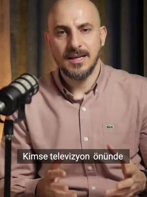 A post by @genonutri on TikTok caption: Televizyon izlerken neler yenir? Dondurma, kek, browni ve tuzlu atıştırmalıklar... Ama kimse sade şekeri seçmez! İşlenmiş gıdaların bağımlılık yapıcı etkileriyle ilgili çarpıcı gerçeklerle dolu bu içerikte, şeker, yağ ve tuzun mükemmel karışımının neden bu kadar cazip olduğunu keşfedin. Doygunluk hissinin nasıl kaybolduğunu ve her gün daha fazla yeme ihtiyacının nasıl ortaya çıktığını anlamak, sağlıklı alışkanlıklar geliştirmenin anahtarı olabilir. Gıda endüstrisinin tasarladığı bağımlılık döngüsünü sorgulamak ve bu konuda bilinçlenmek, sağlığınızı korumak adına önemli bir adım. Yıllarca süren alışkanlıkların sonucunda nasıl kilo aldığınızı veya sağlıklı beslenmeye geri döndüğünüzde beklediğiniz sonuçları neden hemen göremediğinizi merak ediyorsanız, bu paylaşım mutlaka ilginizi çekecek! #Bağımlılık #GıdaEndüstrisi #Şeker #SağlıklıYaşam #İşlenmişGıdalar #Doygunluk #BeslenmeAlışkanlıkları #KiloVerme #SnackTime #Farkındalık