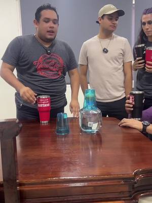 A post by @luisgeovaniperez on TikTok caption: Cuando las sotas quieren salir  @GustavoTC @Roger Gasca Hernande @Itasis Hydrangea  #pokerdesotas #luisgeovaniperez #mexicantiktok #lgbt🌈 #gay #coatzacoalcos #veracruz #veracruzmexico #coatzacoalcosveracruz #mexico🇲🇽 #elclosettv 