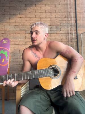 A post by @juliano on TikTok caption: pq essa música não ganhou um Grammy?