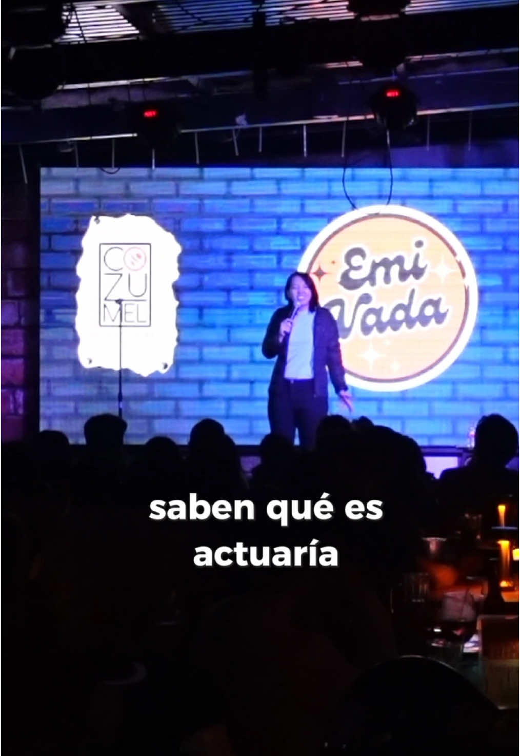 A post by @emi_vada on TikTok caption: me estafaron 😔 ¿te gustó tu carrera? Próximos shows: 14/02 Huauchinango Puebla 21/02 CDMX (Show de Crowd Work) 28/02 Guadalajara 6/03 CDMX 13/03 Metepec Boletos e Info en el link de mi Bio #standup #mexico #universidad #fyp #humor