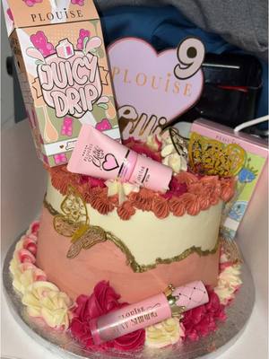 A post by @nicky_pjuk on TikTok caption: #birthdaycake #plouise #cakedecorating #cake #baking 