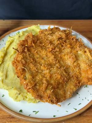 A post by @lasrecetasdesimon on TikTok caption: UN CLÁSICO MUY DISTINTO: un mezcla entre Milanesas y Papa Rosti 🥔  • La clave para que salga bien es que el rebozado quede bien sequito y suelto, sino se va a formar un bodoque y no se va a pegar bien. De todos modos, dale con ganas y vas a ver que al final se termina pegando 😂 • 𝕀𝕟𝕘𝕣𝕖𝕕𝕚𝕖𝕟𝕥𝕖𝕤: • 1 Papa Grande o 2 Medianas 🥔  • ⁠1/2 Cebolla 🧅  • ⁠1 Taza de Pan Rallado 🥖 (o si hace falta más para que quede sequito, súmale sin miedo) • Sal y Pimienta Negra 🧂  • 3cdas de Almidón de Maíz 🌽  • Yo las hice de pollo porque creo que combina super bien, pero sino, podes probar de hacerlas con carne sin problema! 😉  • #milanesa #papa #friedchicken 