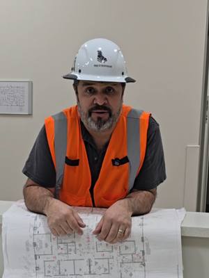 A post by @maestrooskar on TikTok caption: Planos arquitectónicos.  Quieres aprender a leer planos de construcción? Este es solo un tip de como podrías aprender a leer planos de construccion aunque no hay nada mejor que la práctica. #planosarquitectonicos #maestrooskar #walllayout #planos #drawings #construccion #construction #framing #drywall 