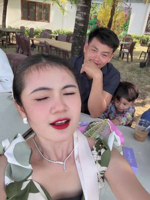 A post by @tcute777 on TikTok caption: ឈប់ម៉ូតូឈប់ឡានឈប់បាន🌺#តែបេីអោយធីមស្រីៗឈប់ខឹ.ងប្តីមិនបានទេបងប្អូនអេីយ❤️❤️ចែទូច❤️