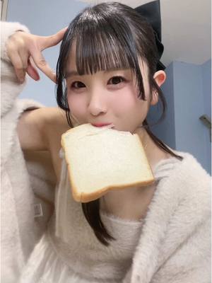 A post by @yuna_fujimiya on TikTok caption: 本当にパンくわえて走ってみたけど呼吸むずかった😮‍💨🍞笑#アイドル #大阪 #おちゃパ #関西 #おすすめにのりたい #fyp #地下アイドル #彼女 #あざとい #踊ってみた #ダンス @おちゃメンタル☆パーティー 