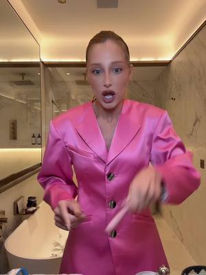 A post by @maluborgesm on TikTok caption: Arrume-se comigo com look todo rosa  #tiktokfashion #maluborges #grwm 