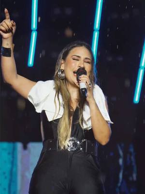 A post by @simoneses on TikTok caption: Somos #TOP33!! Continuem ouvindo muito ME AMA OU ME LARGA! 💚