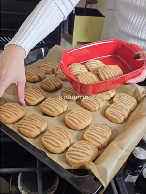 A post by @vkusnolife on TikTok caption: Печенье "Зебра" 🦓 Хрустящее песочное тесто с шоколадной ноткой  Ингредиенты: Сахарная пудра - 150 гр Сливочное масло - 170 гр Яйцо 1 шт Растительное масло - 1,5 ст.л. Разрыхлитель - 1 ч.л Ванильный сахар - пакетик Соль - щепотка Мука ~ 310 гр Крахмал кукурузный - 1 ст.л. Какао - 1 ст.л. Приготовление: Мягкое сливочное масло смешать с сахарной пудрой, добавить ванильный сахар, соль. Разбить яйцо, добавить растительное масло и муку с разрыхлителем. Важно всыпать муку не в один заход, а постепенно. Тесто разделить на неравные части. 1/3 часть (меньшую) смешать с ложкой какао. Оставшуюся часть с ложкой кукурузного крахмала.  Белое тесто разделить на 8 частей, шоколадное на 7. Скатать жгутики и выкладывать друг на друга. Собрать колбаску. Убрать в морозилку. Нарезать и отправить в духовку выпекаться при 180°С ~ 15 минут.  Приятного аппетита ❤️ . . . . . . . . #едарецепт #готовимдома #кчаю #печенье #выпечка 
