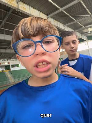 A post by @davizinbastos on TikTok caption: Quem acha que eu devo aceitar esse x1? #reizinho #x1