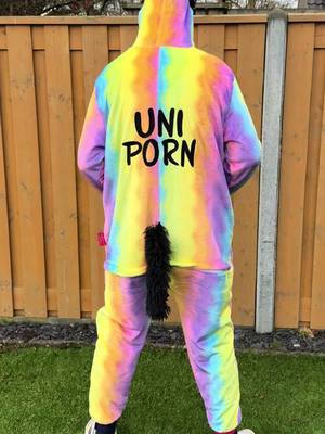 A post by @harderstyles.nl on TikTok caption: Bestel nu deze hilarische carnaval onesies via de link in onze bio😂👌 WWW.GABBERTJE.NL Onze jaarlijkse onesies zijn weer terug! Vorig jaar binnen 2 weken uitverkocht!!😱🤯 #carnaval #carnavaltiktok #karnaval #karnavalfestival #onesie #onesies #carnaval2025 #nederland 