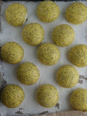 A post by @on_est_gourmands on TikTok caption: Beignets pavot citron  Pour une vingtaine de beignets  500 g de farine 2 oeufs 220g de lait  50 g de sucre Zeste d'un citron  60 g de beurre  20 g de levure fraîche 1 cac de sel 40g de graines de pavot  Versez tout les ingrédients dans le bol de votre batteur sauf le beurre et le pavot, pétrir 10 min. Ajoutez le beurre et pétrir jusqu’à l'obtention d'une pâte lisse qui se décolle des parois. Ajouter les graines de pavot et pétrir quelques secondes. Laisser lever 1 à 2hr jusqu'à ce que la pâte double de volume. Diviser en pâtons, déposer les sur un plan fariné, couvrir et laisser lever 1hr à 2hr. La gelée citron  200g de jus de citron  100g de sucre  Porter à ébullition puis ajouter 8g de gélatine réhydratée  Réserver au frais jusqu’à ce que la gelée fige, mixer. 🇬🇧 Lemon poppy seed donuts For about twenty fritters 500 g flour 2 eggs 220 g milk 50 g sugar Zest of one lemon 60 g butter 20 g fresh yeast 1 tsp salt 40 g poppy seeds Pour all the ingredients into the bowl of your mixer except the butter and the poppy seeds, knead for 10 min. Add the butter and knead until you get a smooth dough that comes away from the sides. Add the poppy seeds and knead for a few seconds. Leave to rise for 1 to 2 hours until the dough doubles in volume. Divide into dough balls, place them on a floured surface, cover and leave to rise for 1 to 2 hours. Lemon jelly 200g lemon juice 100g sugar Bring to the boil then add 8g rehydrated gelatin Refrigerate until the jelly sets, mix.