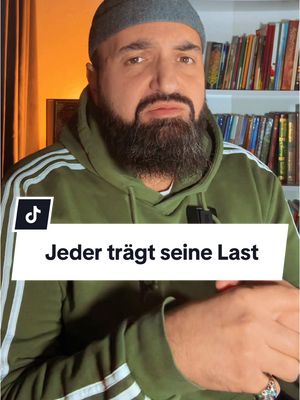 A post by @omar.al.qadi on TikTok caption: Jeder von uns trägt etwas in seinem Herzen, das ihn erdrückt. Etwas, das niemand sieht. Auch wenn wir nach außen hinlächeln, als wäre alles in Ordnung, gibt es Dinge, die wir tief in uns verstecken. Sorgen, Ängste, Erinnerungen auch Lasten, die niemand kennt.   Die Menschen sind wie Türen. Von außen wirken sie vielleicht stabil, unberührt, perfekt. Doch hinter jeder Tür verbirgt sich eine Geschichte, ein Geheimnis, ein Schmerz, den sie nicht preisgeben. #zitat #spruch #zitatende 