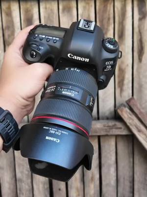 A post by @dr_electronic on TikTok caption: 🚨 មួយទឹក Canon 5D Mark IV + Canon 25-70 F2.8L II USM  💵 មានសេវាបង់រំលស់ជាមួយ អុីអន 🚚 មានសេវាដឹកជញ្ជូនគ្រប់ខេត្តក្រុង 🔁 ទិញលក់ដូរឡើងស៊េរី 📱081 788 008 , 068 997 779, 078 997 779 🏠 ហាង​ ឌី​ អ​ អេឡិចត្រូនិច (Honey Shop) នៅក្រោយពេទ្យង្គឌួងផ្ទះលេខ​ 12E0 ផ្លូវ118 (ទល់មុខពេទ្យធ្មេញ​ ឌី​ ឃែរ) #fuji #camera #dji #zhiyun #drone #photo #portrait #landscape #wedding #prewedding #lumix #nikon #onlinestore #nikonz6ii #smallrig #insta360x4 #gopro #hollyland #saramonic #wireless #livestream #Sony #canon #nikonphotography #មានទទួលរៀបចំLivestreamកំរិតHD #មានទទួលជួសជុលទិញនឹងលក់កាមេរ៉ា 