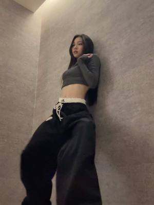 A post by @ivy0710 on TikTok caption: #dance #fyp #foryou 