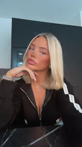 A post by @keishasarah_ on TikTok caption: Do I go back to the blonde bob 🤔 Fit is - @Momento ❤️‍🔥