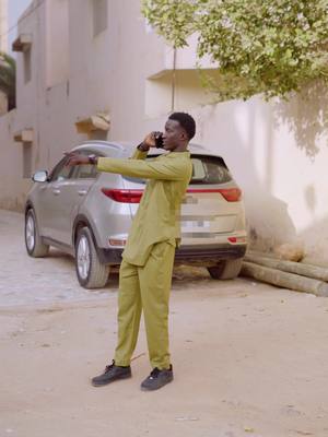 A post by @latzodoze1 on TikTok caption: La fin🤣 @akparfumerie_sn 774954242👉77 1444242@khadimbamba @bb.remv622  #viral_video #humour 