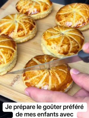 A post by @lesdelicesdeyasmine on TikTok caption: #fyp #fypシ #foryou #pourtoi #CapCut #recetterapide #recettefacile #recettedelaflemme #patefeuilletée #parefeuille #gouter 