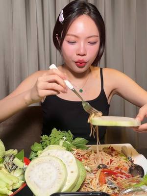A post by @cardncyn on TikTok caption: ส้มตำหมูกรอบ ขนุนดิบ ตอน4ทุ่ม