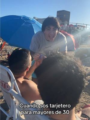 A post by @losariasbrothers on TikTok caption: Planazo para gente mayor 😎 /Ig:losariasbrothers/ @Mike Chouhy @Dario Orsi #humor #hermanos #comedia #gracioso #planes #tarjeteros #mayores #burako #fyp #paratii 