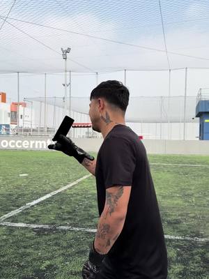 A post by @javetasenelarco on TikTok caption: Ni modo banda, un reto es un reto y se llevaron el teléfono más resistente #HONORMagic7Lite #ElCampeón