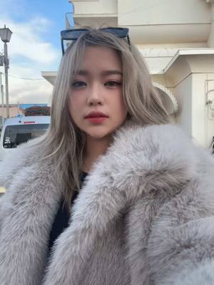 A post by @carlyncabel on TikTok caption: Ang laki naman ng fur coat na to 😅