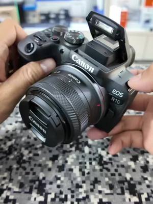 A post by @dr_electronic on TikTok caption: 🚨 Canon R10 18-45 ម៉ូតថ្មីពេញនិយមសំរាប់ឡាយ 💵 មានសេវាបង់រំលស់ជាមួយ អុីអន 🚚 មានសេវាដឹកជញ្ជូនគ្រប់ខេត្តក្រុង 🔁 ទិញលក់ដូរឡើងស៊េរី 📱081 788 008 , 068 997 779, 078 997 779 🏠 ហាង​ ឌី​ អ​ អេឡិចត្រូនិច (Honey Shop) នៅក្រោយពេទ្យង្គឌួងផ្ទះលេខ​ 12E0 ផ្លូវ118 (ទល់មុខពេទ្យធ្មេញ​ ឌី​ ឃែរ) #fuji #camera #dji #zhiyun #drone #photo #portrait #landscape #wedding #prewedding #lumix #nikon #onlinestore #nikonz6ii #smallrig #insta360x4 #gopro #hollyland #saramonic #wireless #livestream #Sony #canon #nikonphotography #មានទទួលរៀបចំLivestreamកំរិតHD #មានទទួលជួសជុលទិញនឹងលក់កាមេរ៉ា 