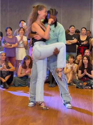 A post by @jonathanmahoto on TikTok caption: #kizomba #letsplaykizomba #teachers #dansecouple #urbankiz #onlineletsplaykizombaschool 