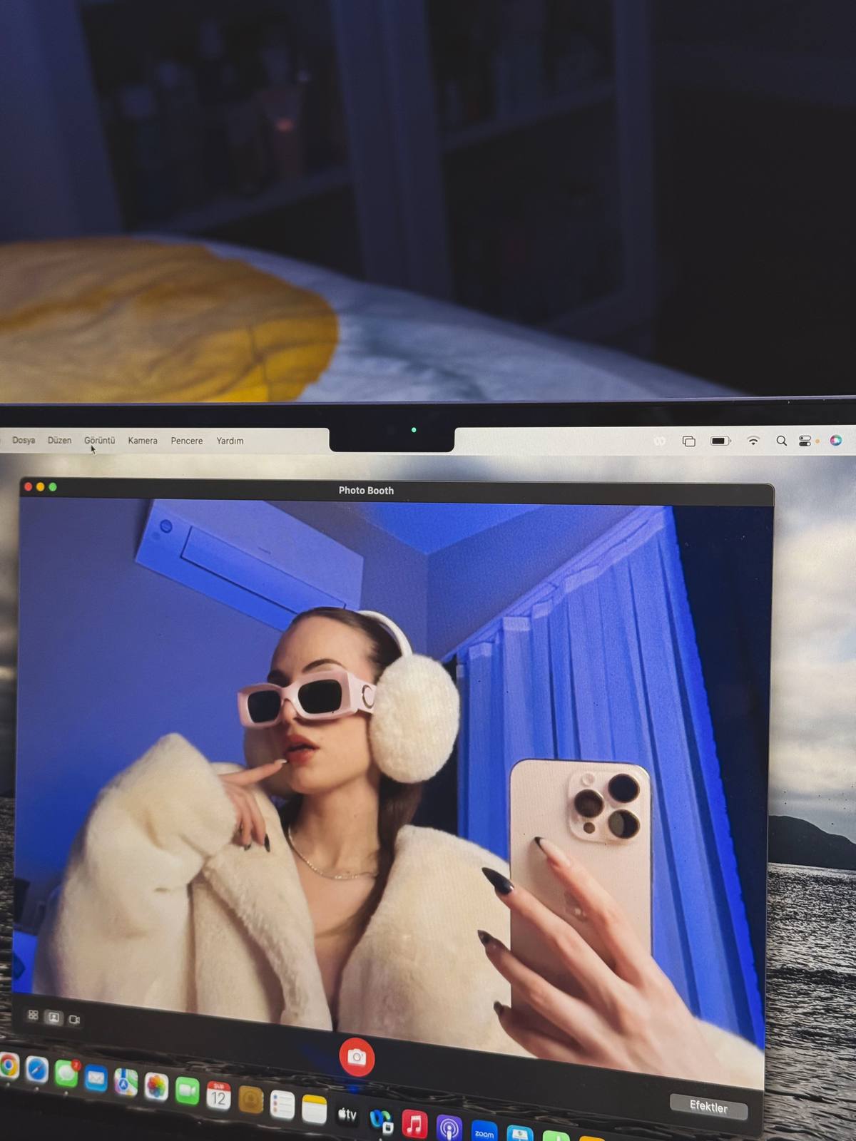 A post by @cemresolmaz on TikTok caption: Sevginin her hali kutlamaya değer! Bakınız; me, myself and i… Ah bi de yeni aşkım Şans #ShadesOfLove 💙 @@sunglasshut 