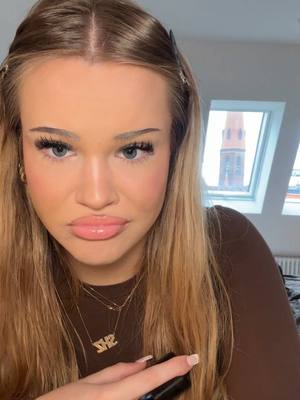 A post by @kimisinamoodlive on TikTok caption: Anzeige | Ja, am Anfang bin ich wirklich ungeschminkt 😋💕 @Real Techniques 🇩🇪 🇦🇹🇨🇭 #realtechniques 