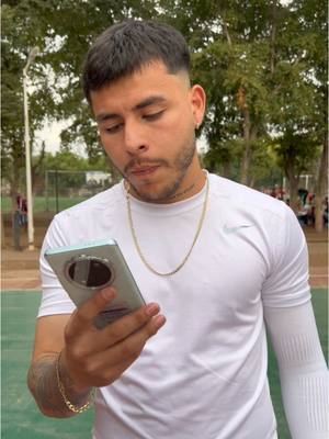 A post by @rivaldios10 on TikTok caption: Puse a prueba el teléfono más resistente🐐😂 @CHICKEN LITTLE🐤🐣 #honormagic7lite #ElCampeon #HONORMexic 