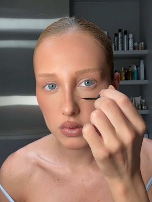 A post by @maluborgesm on TikTok caption: Tentando fazer sardinhas e deu tudo errado 😌 #tiktokfashion #makeup #makeuptok #beauty 