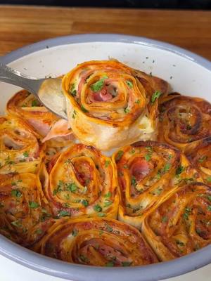 A post by @lasrecetasdesimon on TikTok caption: ROLLITOS DE PIZZA: almuerzo listo en 15 minutos 🍕🧀  • Más que una receta, esto es una idea para salir del paso y solucionar tu almuerzo con algunos ingredientes básicos y muy poco tiempo! Realmente salen muy ricos y lo bueno es que podes sumarles casi cualquier cosa que tengas en la heladera que seguro le va a quedar bien 😉 • 𝕀𝕟𝕘𝕣𝕖𝕕𝕚𝕖𝕟𝕥𝕖𝕤: • 1 Tortilla de Trigo XXL 🌾 (pueden ser también 2 de las chiquitas sin problema!)  • ⁠Salsa de Pizza 🍅  • ⁠4 Fetas de Queso 🧀  • 4 Fetas de Jamón Cocido (opcional) 🐷  • 1 Puñado de Queso Mozzarella 🧀  • Pruébenlo en el próximo almuerzo para salir del apuro 💪🏻 • #pizza #pizzarolls #lunchideas 