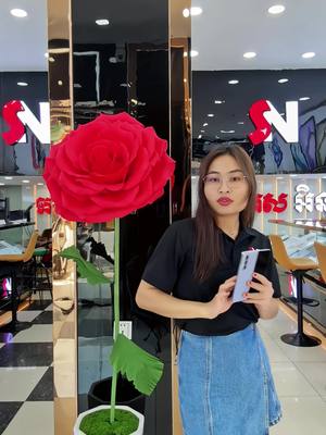 A post by @snmobile168 on TikTok caption: អ្នក Single សុំបិទទូរស័ព្ទជាបន្ទាន់ 🫢 #funnymoments #funnyreels #funny #ValentinesDay #snmobile #phoneshop 