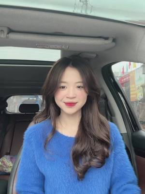 A post by @quynhqueen49 on TikTok caption: Đang đi du lịch với nhau nhưng quay bài mất kết nối😬