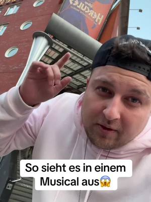 A post by @kevinschmock on TikTok caption: So sieht es in einem Musical aus😱(SchautInMeineProfilBeschreibung) #göttingen 