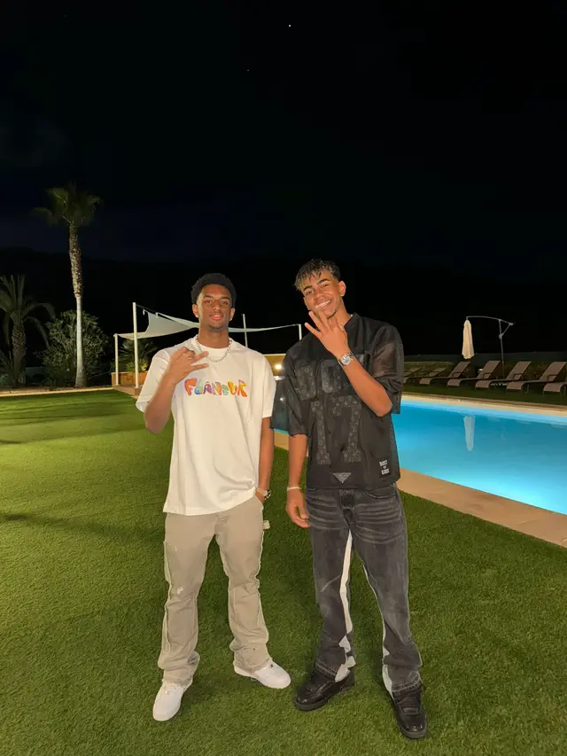 A post by @alejandrobalde on TikTok caption: 🍬🤞🏾