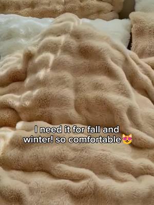 A post by @hanfu59 on TikTok caption: #plush #blanketlife #blanket #lifehacks #foryoupage 