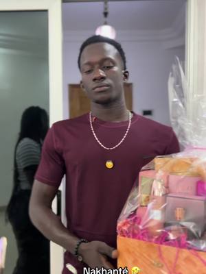 A post by @latzodoze11 on TikTok caption: Surprise programmée 🤣 @bb.remv622 @akparfumerie_sn  #humour #viral_video 
