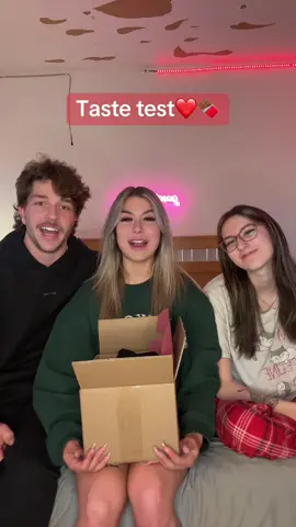 A post by @meg.angelhart on TikTok caption: TROP BON💌🥰 @Sana #fyp #foryoupage #foryou #pourtoi #pourtoipage #love #tastetest #chocolat #stvalentin 