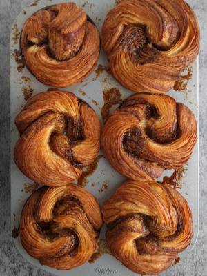 A post by @on_est_gourmands on TikTok caption: Cruffins cinnamon rolls 