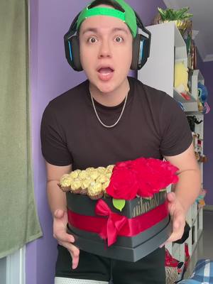 A post by @soysuco on TikTok caption: Entra yaaaa directo por san Valentín buscando dúo!