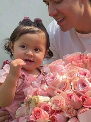 A post by @maumcmahon on TikTok caption: Primera vez regalándole rosas a mi hija en san Valentín 💘 