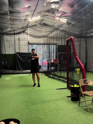 A post by @ccoste02 on TikTok caption: CC2🔥🚨 Online Program en la Bio🎥 🎯⏳ ‼️Mantener el brazo alineado hacia la base ayuda a que el tiro sea más preciso y consistente. Como catcher, el objetivo es reducir el margen de error y asegurarte de que cualquier desviación sea solo en altura (arriba o abajo) y no hacia los lados, lo que facilita que el infield pueda manejar el tiro. También es clave mantener una buena mecánica en el follow-through y el uso adecuado de las piernas para generar potencia y precisión en el tiro. #baseball #baseballlife #catcher #reels #MLB #florida #catchers #beisbol #catch #pr #softball #catcherszn #grind #hardwork #cc2 