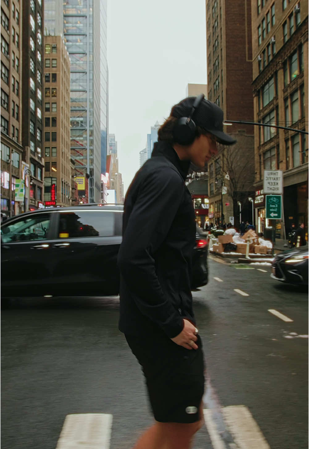 A post by @gavincasalegno on TikTok caption: Waking up in the city🖤🌃@Vuori Clothing  #VuoriPartner 