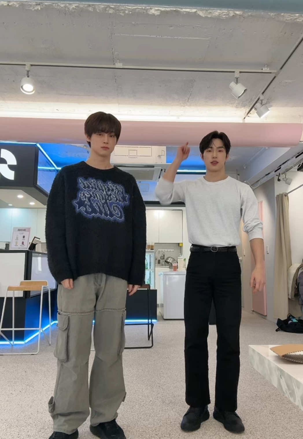 A post by @karam_0628 on TikTok caption: 1,2,3,4🕺 #fyp #추천 