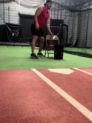 A post by @ccoste02 on TikTok caption: CC2🔥🚨 Online Program en la Bio🎥 🎯⏳ ‼️ Mantener un buen tempo en el juego como catcher es clave para el ritmo del equipo. Un juego rápido mantiene a los infielders en movimiento, evita que el lanzador pierda su mecánica y le da menos tiempo al bateador para analizar y ajustar su estrategia. Algunas formas en que un catcher puede influir en el tempo incluyen: * ﻿﻿Llamar las señales con rapidez para evitar pausas innecesarias. * ﻿﻿Controlar el lanzador con señas claras y confianza para que trabaje con buen ritmo. * ﻿﻿Mantener la energía del cuadro animando a los jugadores y asegurando que estén atentos. * ﻿﻿Ser agresivo con corredores en base para evitar que tomen ventajas largas. #baseball #baseballlife #catcher #reels #MLB #florida #catchers #beisbol #catch #pr #softball #catcherszn #grind #hardwork #cc2 