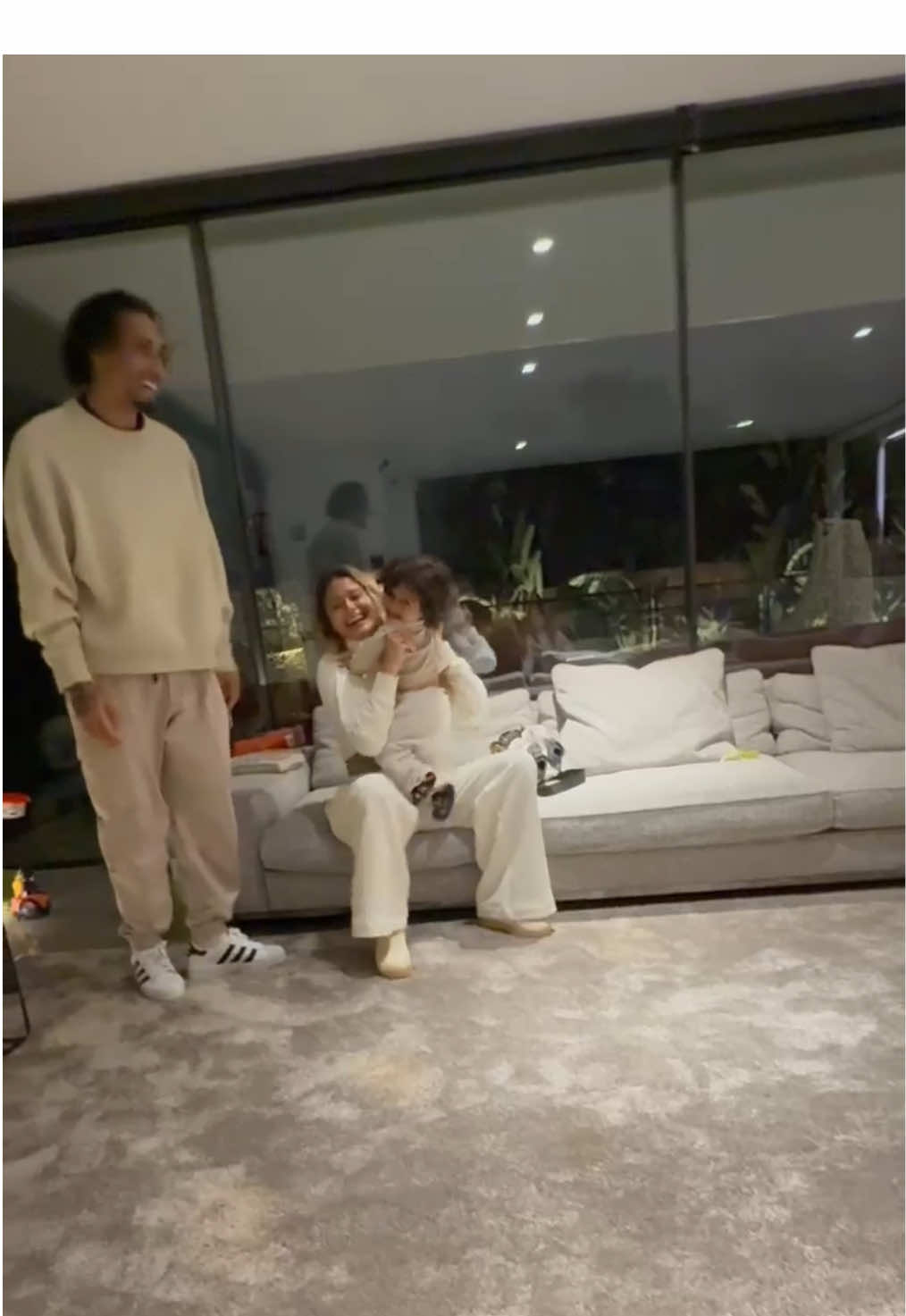 A post by @raphinha on TikTok caption: “ Eu quero vocês a todo instante ” ❤️ 