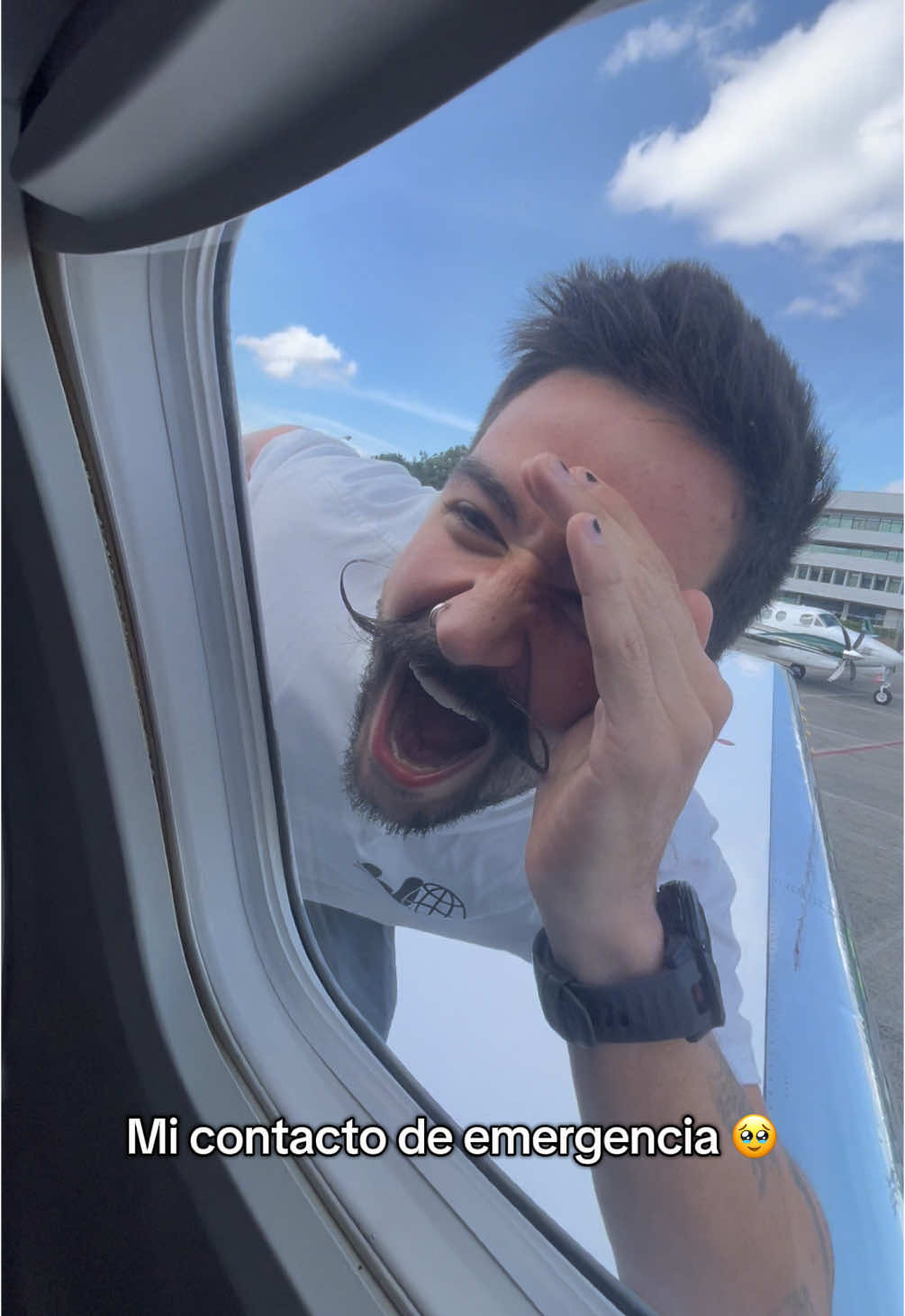 A post by @evaluna on TikTok caption: Todo el vuelo diciéndole que entrara… @Camilo 